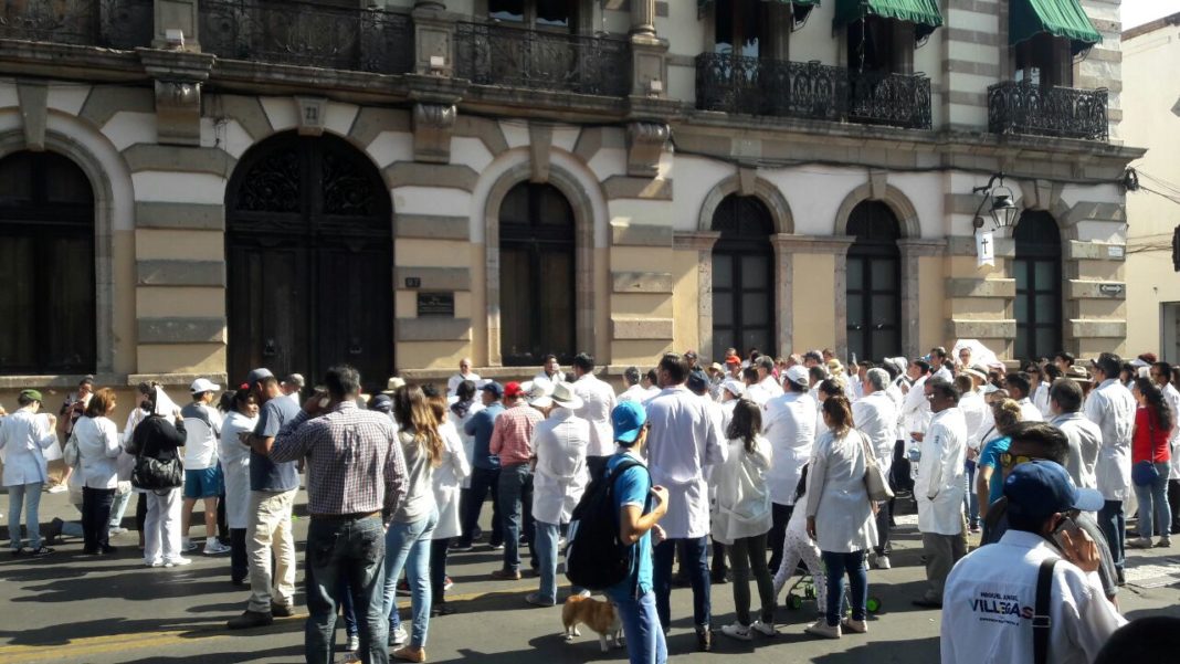 Exigen justicia para médico detenido en Oaxaca