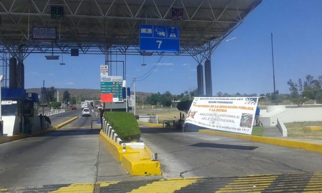 Libera CNTE tránsito en autopistas con toma de casetas