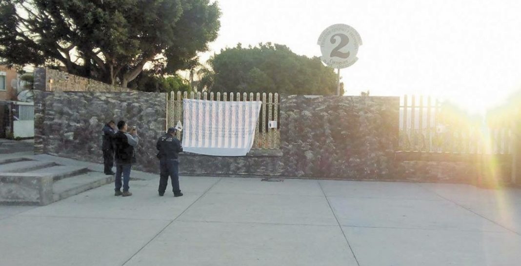 Colocan narcomanta en una escuela