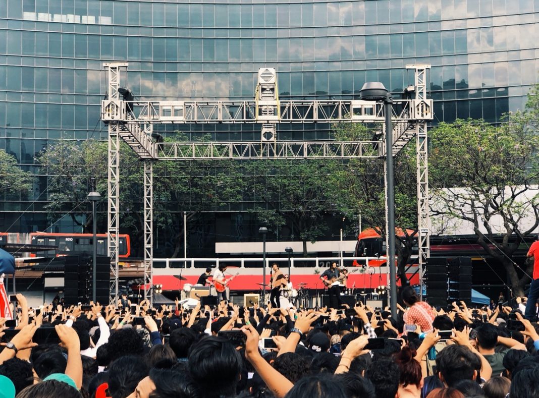 Zoé presenta concierto en glorieta de la Ciudad de México