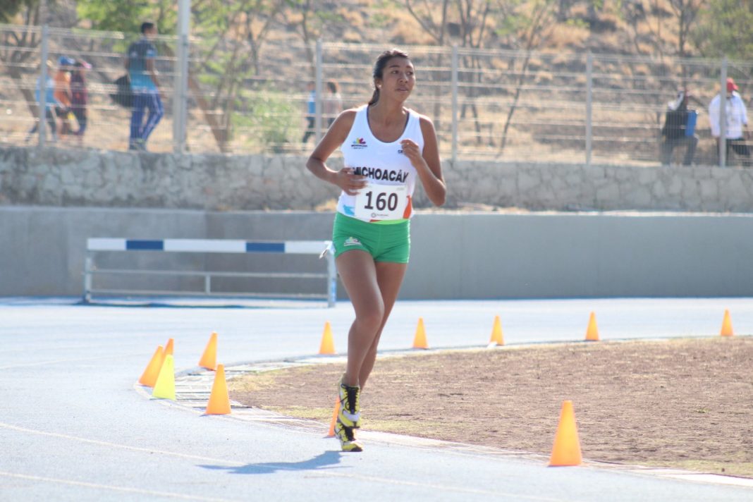 La fondista de Cherán Frisnha Santaclara, le otorgó a la delegación de Michoacán su segunda medalla en la máxima justa del Nacional Juvenil 2018, al terminar en el tercer lugar para la medalla de bronce de la prueba del atletismo de los 5 mil metros planos de la categoría Sub-20 femenil