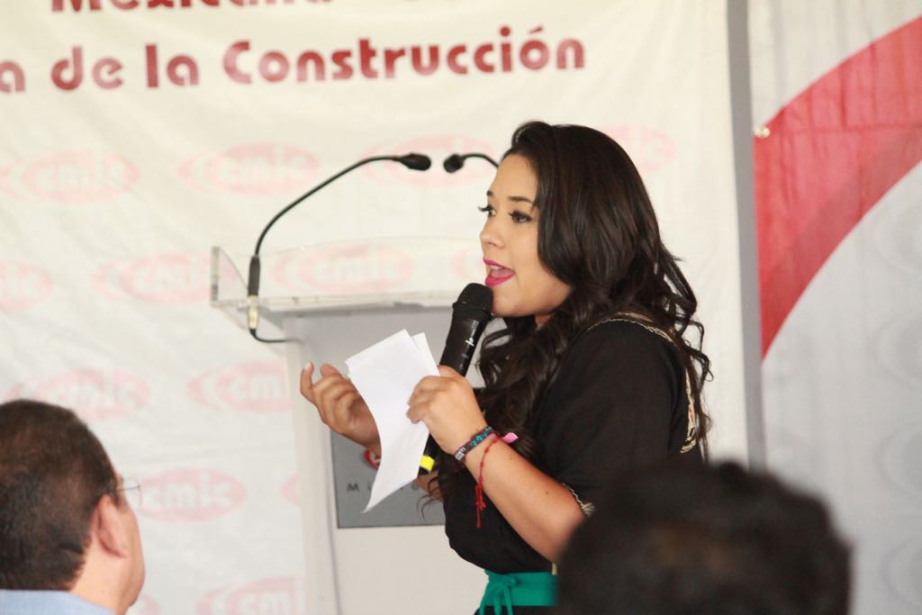 Xóchitl Ruiz compromete impulsar leyes en beneficio de constructores