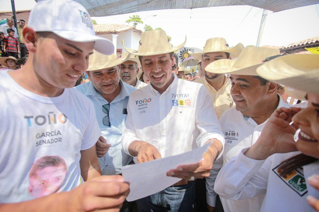 Caminos rurales y presa para Carácuaro, compromete Toño Garcia