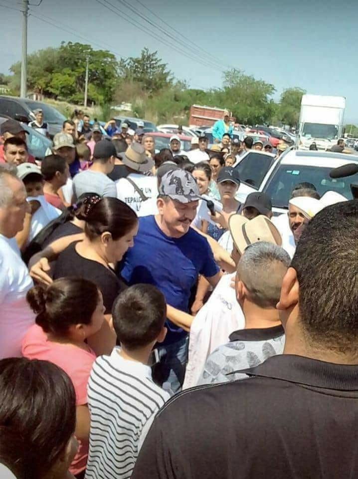 Reciben al Abuelo Farías con marcha de apoyo en Tepalcatepec