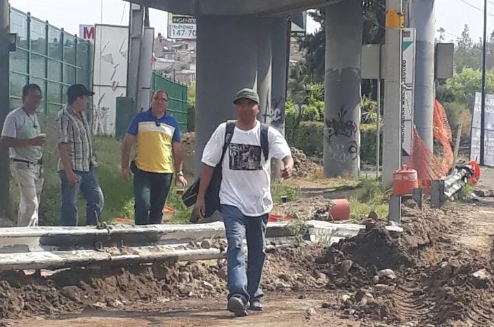 Funcionario municipal revisa obras bebiendo alcohol en vía pública