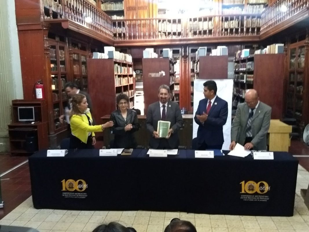 Donan 910 ejemplares a Biblioteca Pública