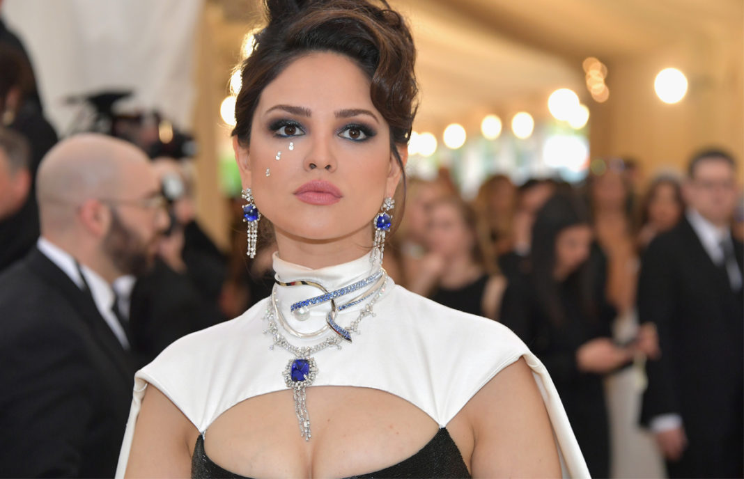 Eiza González vuelve a causar controversia con su vestido