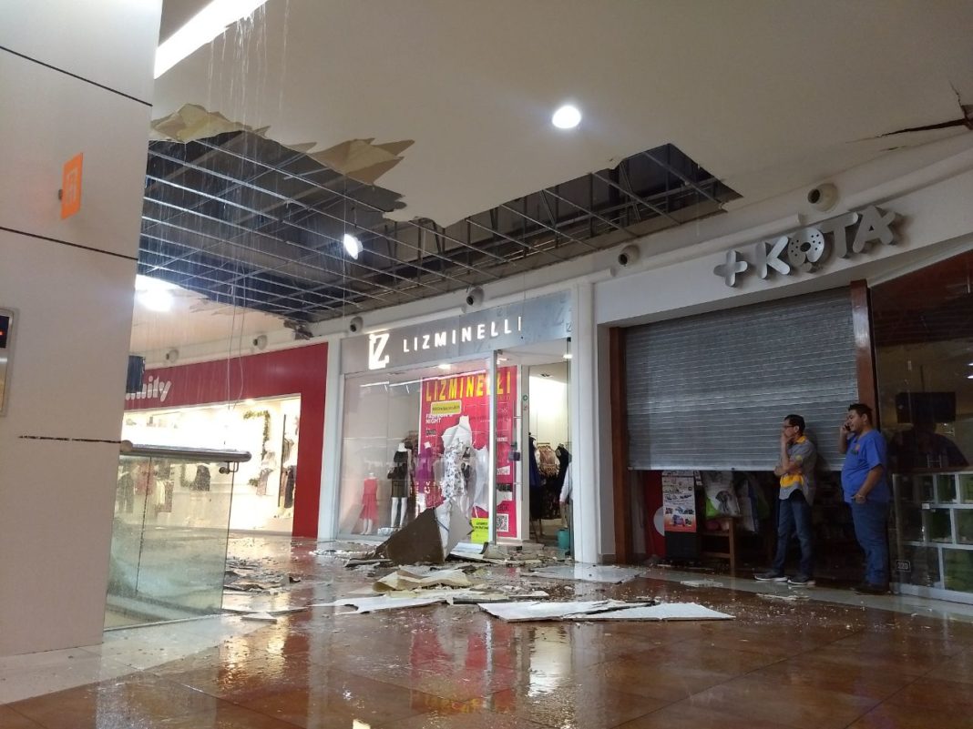 Cae techo en Las Américas por fuerte lluvia y granizada