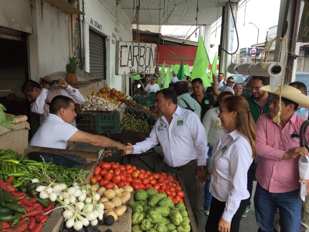 Comprometió Constantino mejorar servicios y economía del Mercado de Abastos