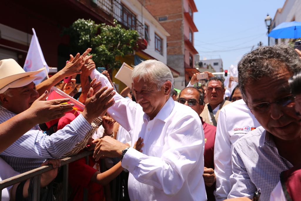 Cae AMLO en aprobación y calificación