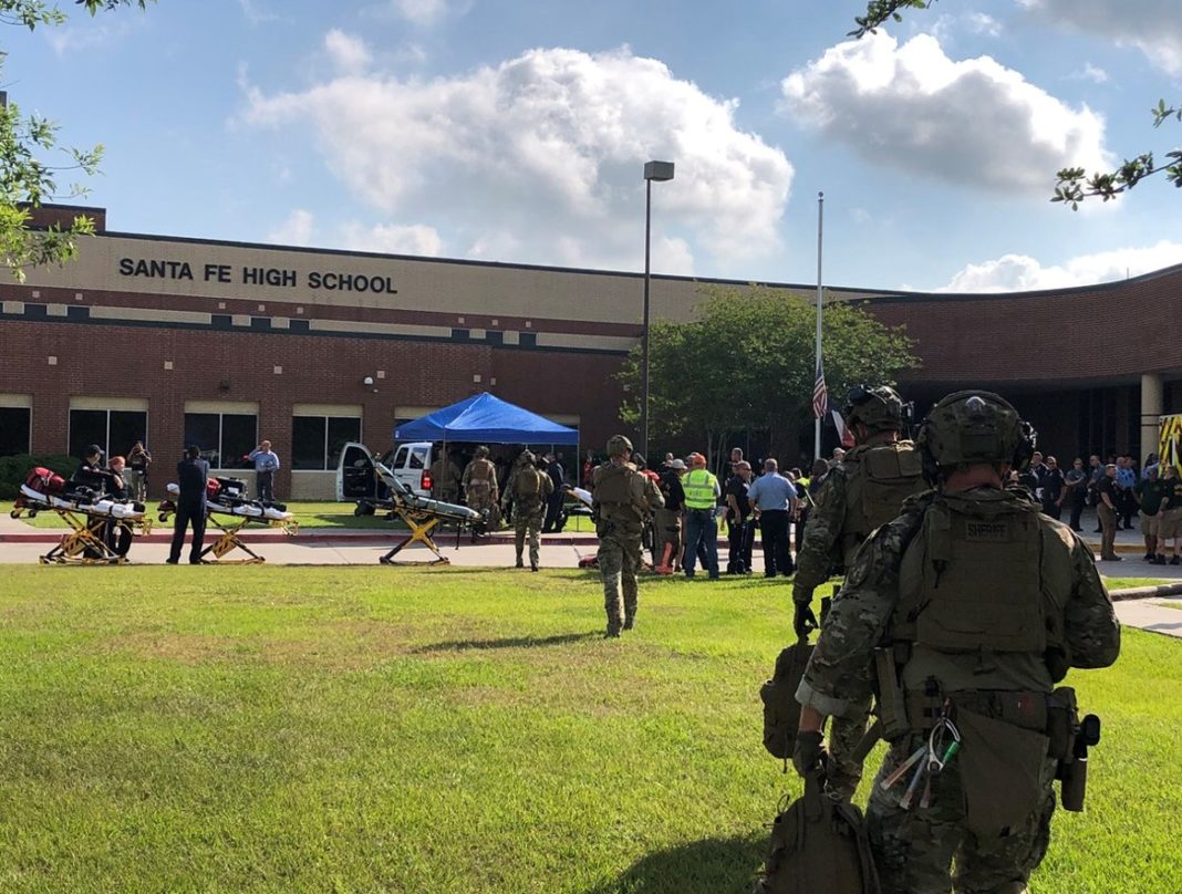 Tiroteo en escuela deja al menos ocho personas muertas