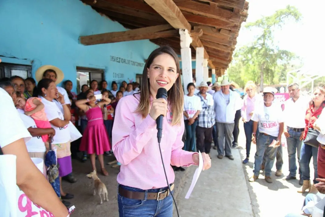 Ofrece Daniela desarrollo en comunidades apoyada de autoridades auxiliares
