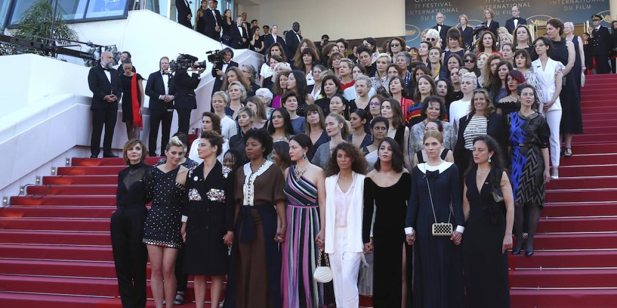 Mujeres protestan en alfombra roja de Cannes