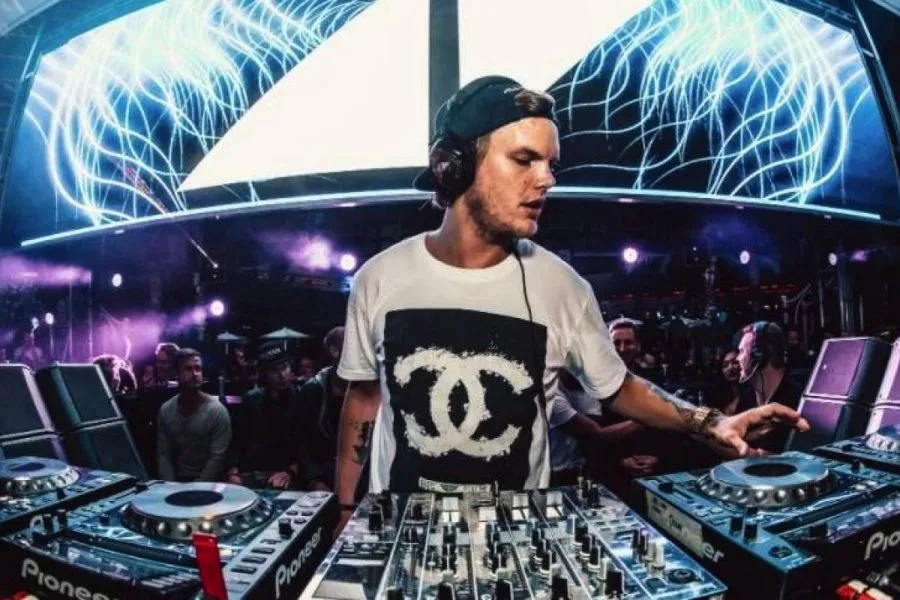 Portal especula que el DJ Avicii se suicidó