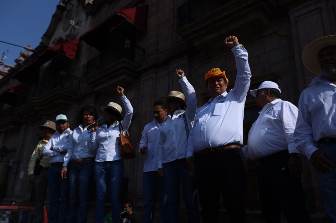 Empelados exigen salario en protesta del Día del Trabajo