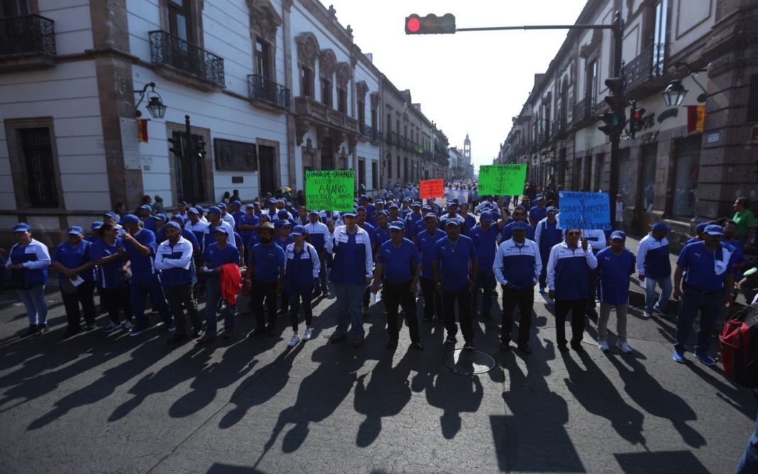 Exigen trabajadores, mejores condiciones laborales