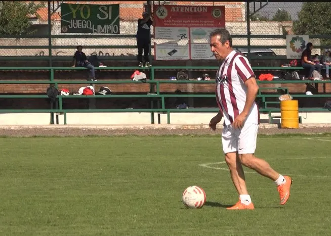 Juega candidato a la alcaldía de Morelia cascarita de futbol con ex jugadores de Monarcas