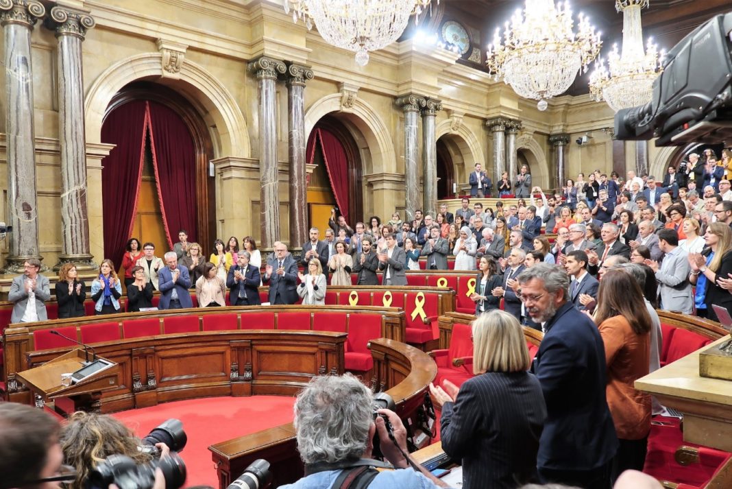 Aprueban reforma para investir a Puigdemont