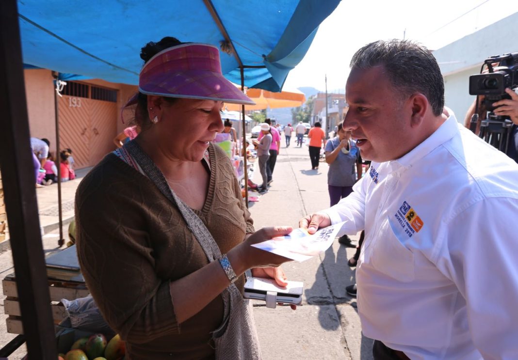 Visita Carlos Quintana el tianguis de la 18 de Mayo