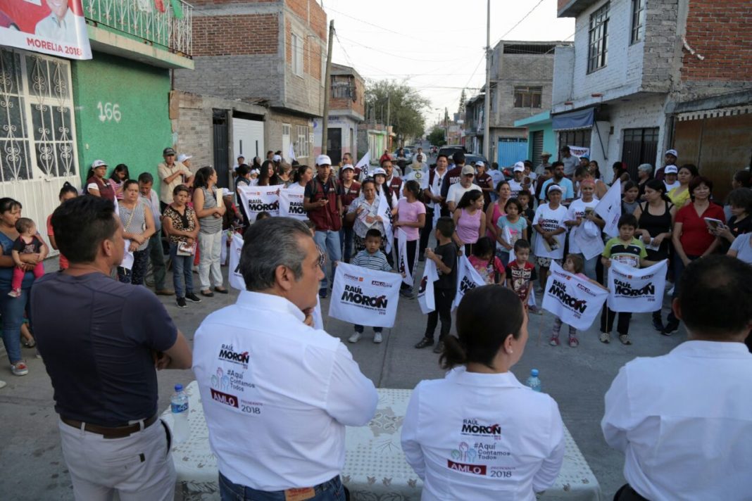 Yo no despacharé desde el Centro, en la calle Allende, sino en la calle Anastacio Bustamante, en la calle Adolfo López Mateos, en cada calle, en cada callejón, en cada esquina de Morelia. El gobierno se hace caminando y no sentado atrás de un escritorio”, enfatizó Morón Orozco.