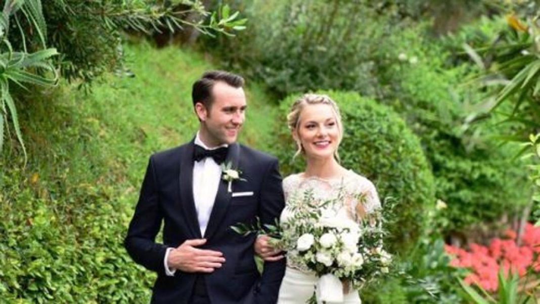 Matthew Lewis se casa con la Ángela Jones