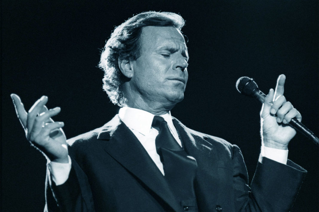 Julio Iglesias llegará a la pantalla chica con su vida