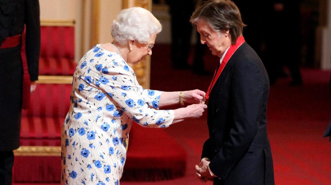 McCartney condecorado como "acompañante de honor"