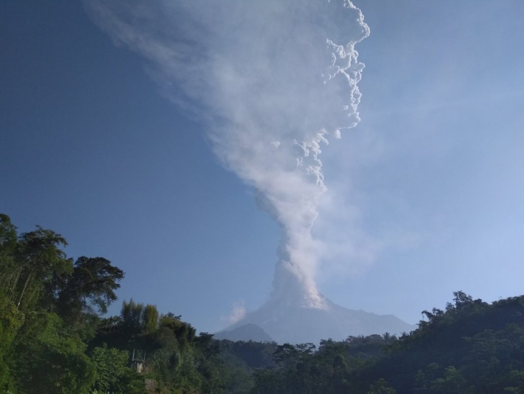 Evacuan zonas de Indonesia por erupción volcánica