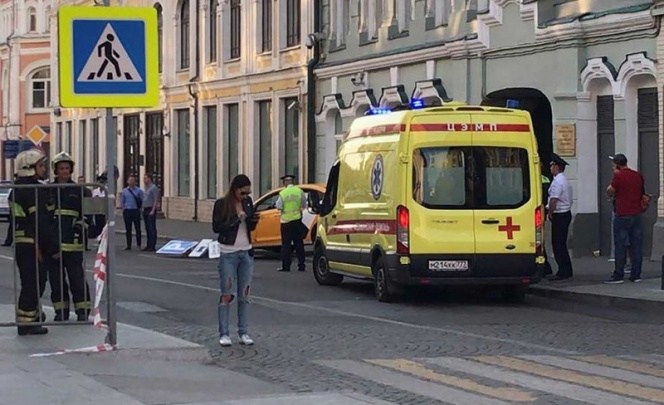 VIDEO: Taxista tropella a turistas en Rusia, dos mexicanas lesionadas