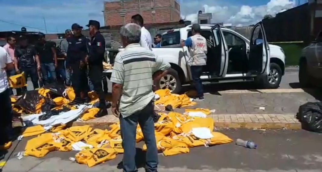 Aseguran en Los Reyes propaganda del PRD y sobres con mil pesos