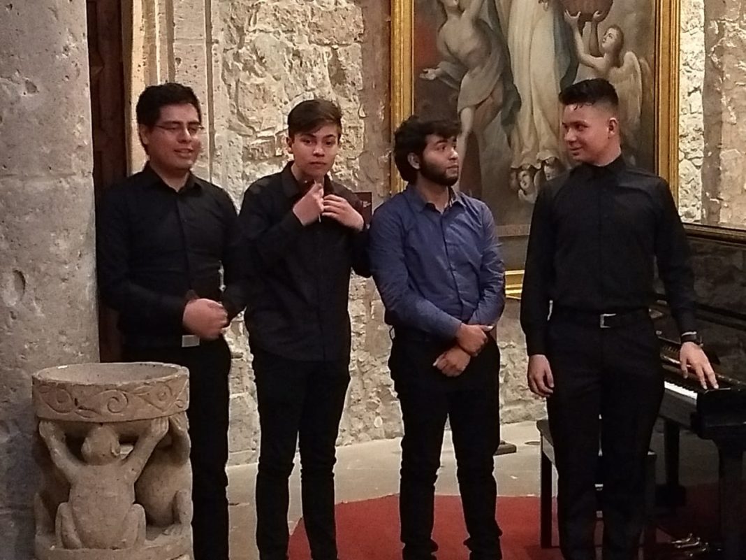 Michoacanos muestran su talento en el piano