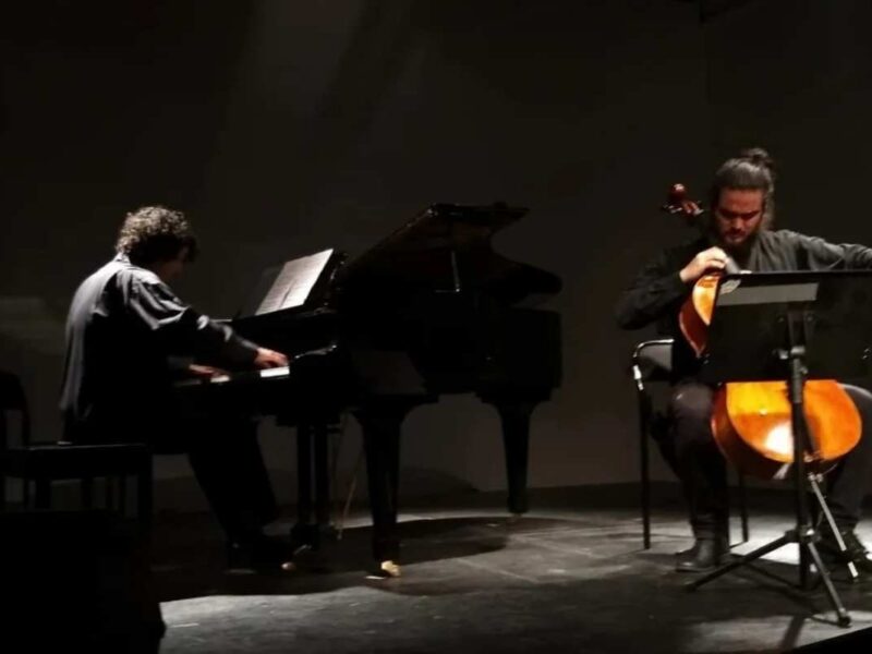 Los intérpretes michoacanos Abner Ortiz y Heriberto Cruz ofrecieron un concierto de música clásica en Morelia, mostrando el talento local con obras internacionales en el CMMAS 12