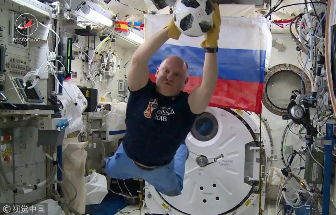 VIDEO: Astronautas rusos juegan fútbol antes del Mundial