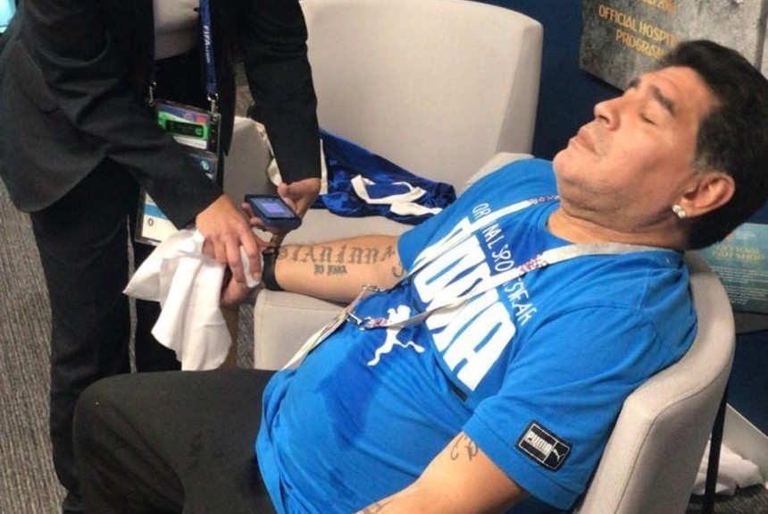 Hospitalizan a Maradona por una "descompensación"