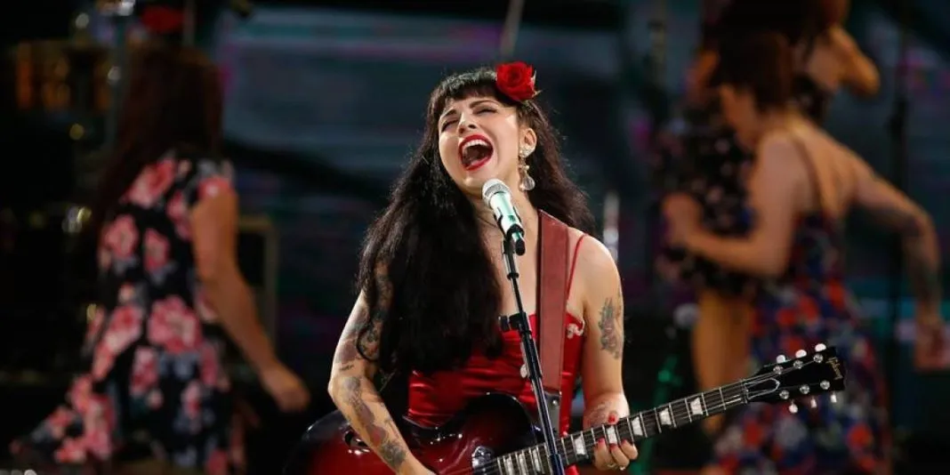 Mon Laferte arrasa en los premios "Pulsar"