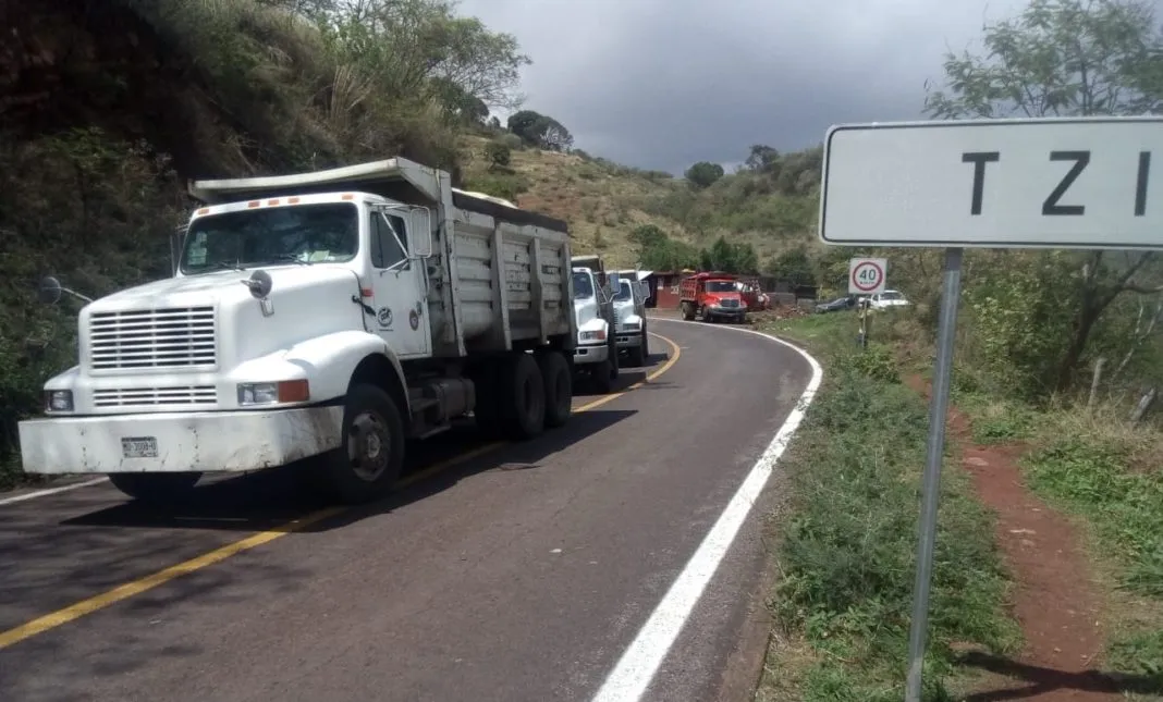 Denuncian a perredistas por impedir paso a transportistas con material de carga