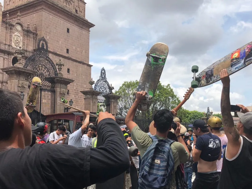 Decenas de jóvenes se manifestaron en patineta en Centro Histórico