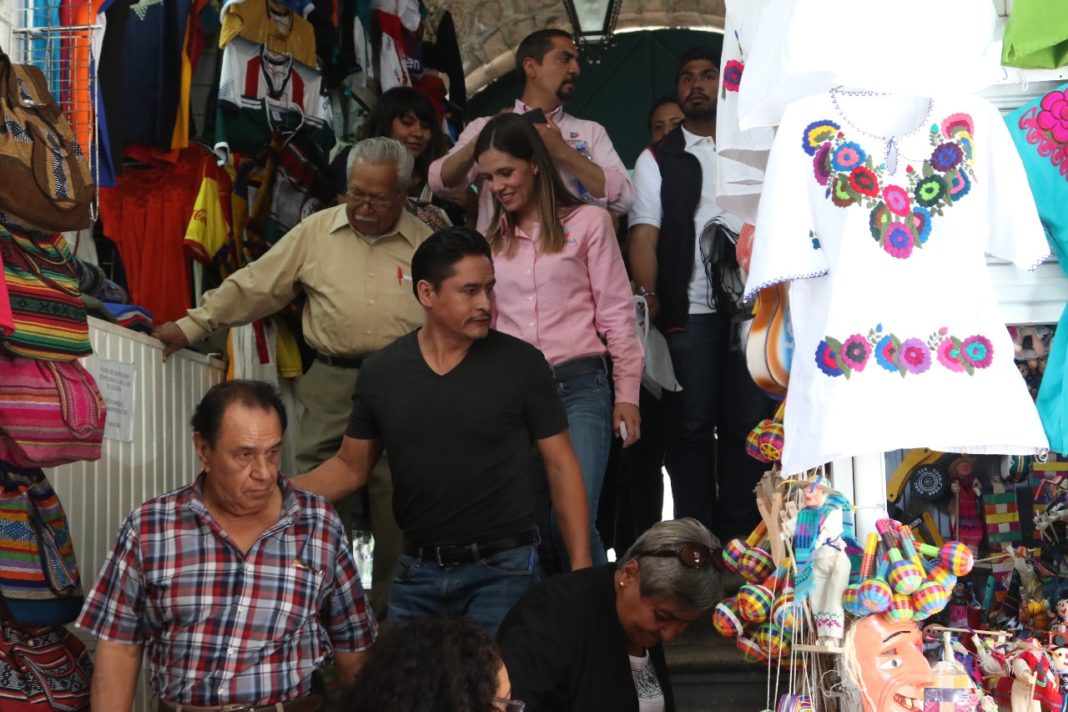Daniela compromete apoyo a locatarios de Mercado de Dulces
