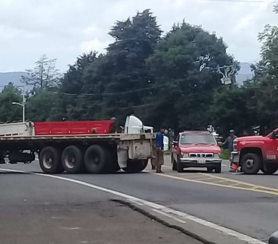 Bloquean nuevamente carretera Uruapan-Carapan