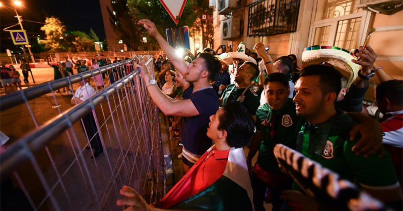 La Selección Mexicana recibe serenata en Rostov