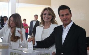 Enrique Peña Nieto emite su voto