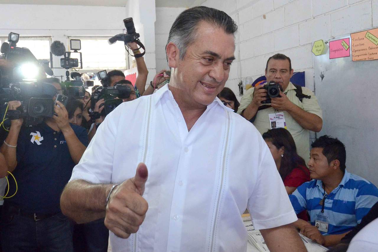 Acude 'El Bronco' a emitir su voto; se dice satisfecho