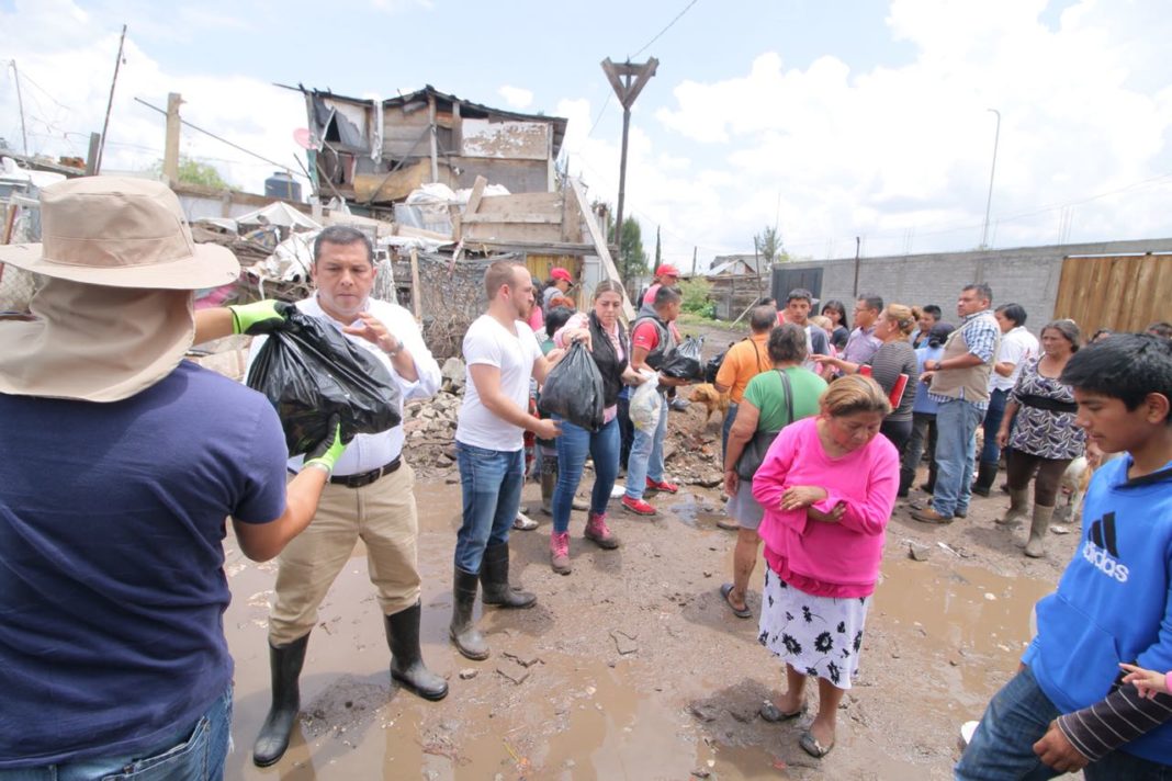 Entrega Juan Carlos Barragán apoyos a 800 familias afectadas por lluvias