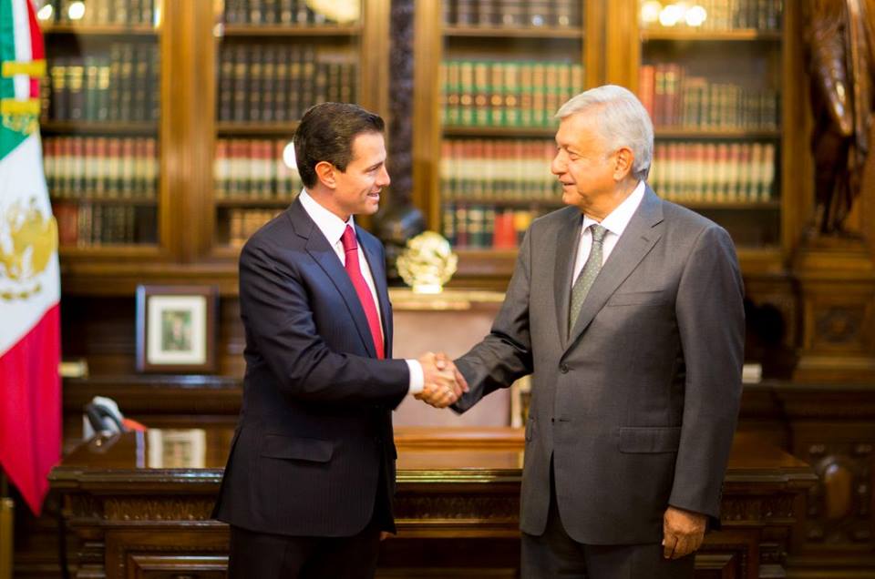 Recibe Peña Nieto a AMLO en Palacio de Gobierno