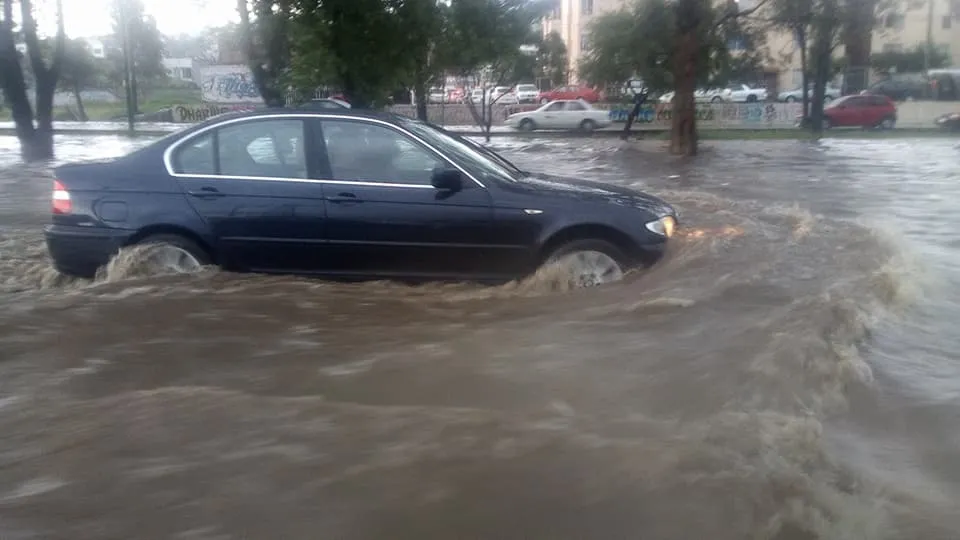 Tras lluvia, se reportan las primeras inundaciones en Morelia