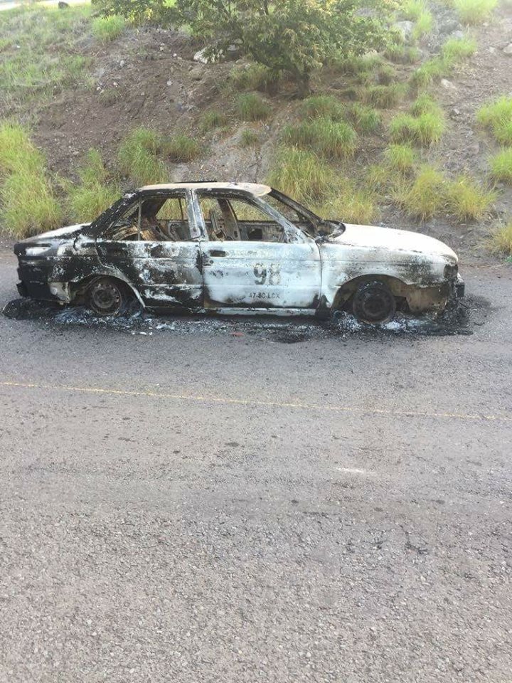 Encuentran vehículo incinerado con persona asesinada en Apatzingán