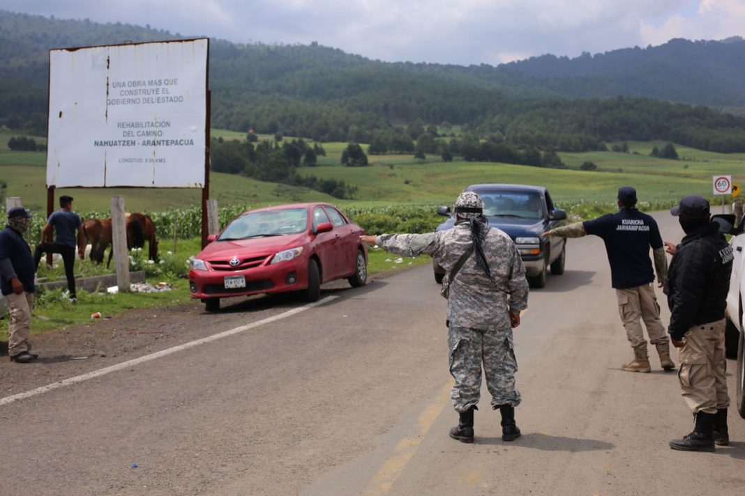 Comuneros impiden paso de agentes del INE