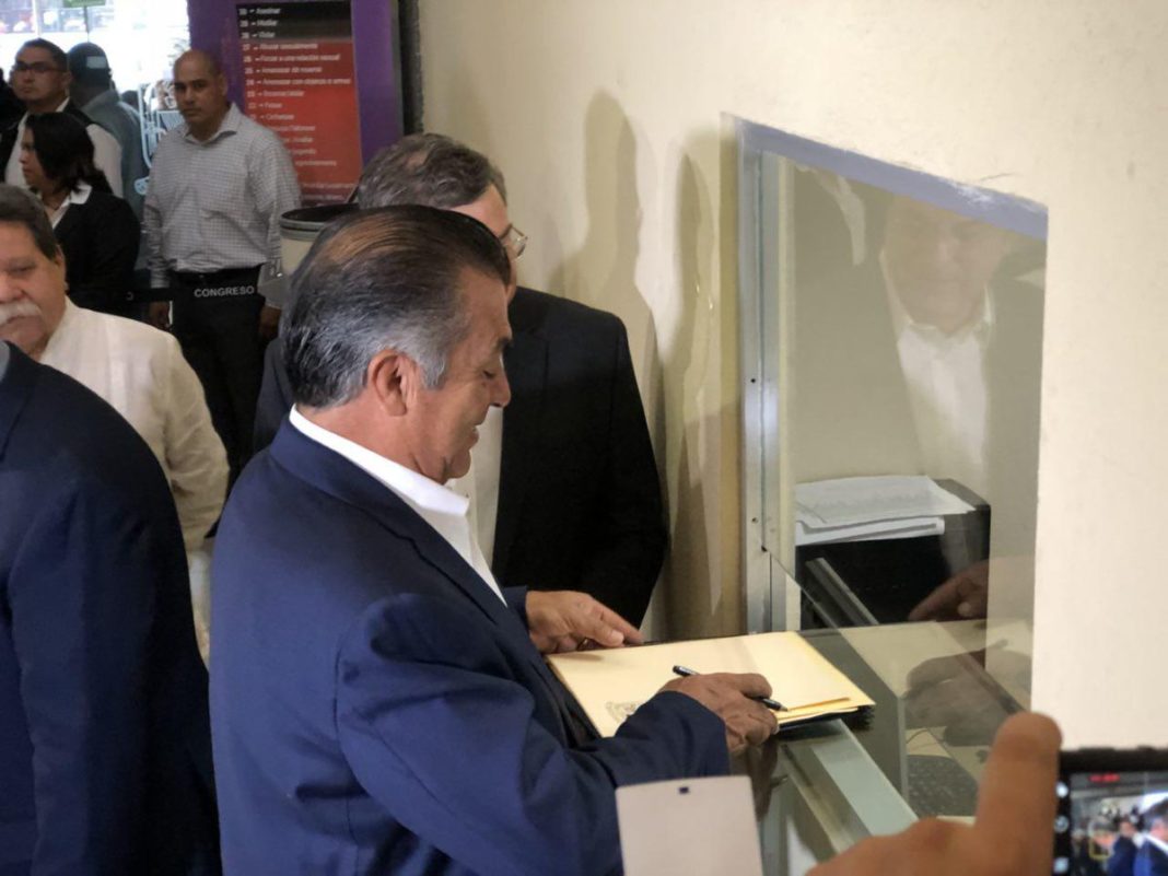 Entrega El Bronco notificación para volver a gobernar Nuevo León