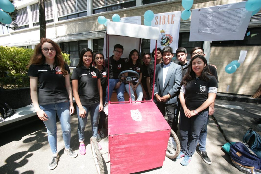 Mexicanos crean bicicleta que recarga dispositivos móviles