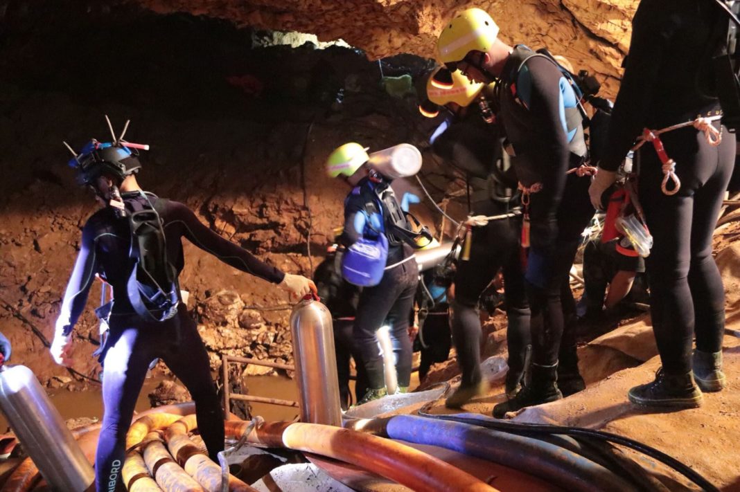 Rescatan a las 13 personas atrapadas en cueva de Tailandia